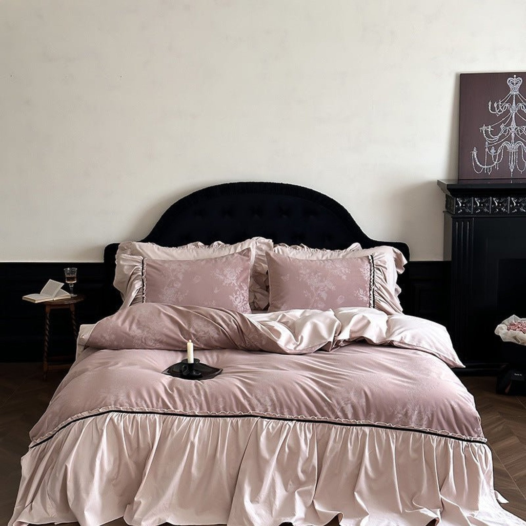 Jacquard Gilded Velvet Ruffled Bedding Set / Black