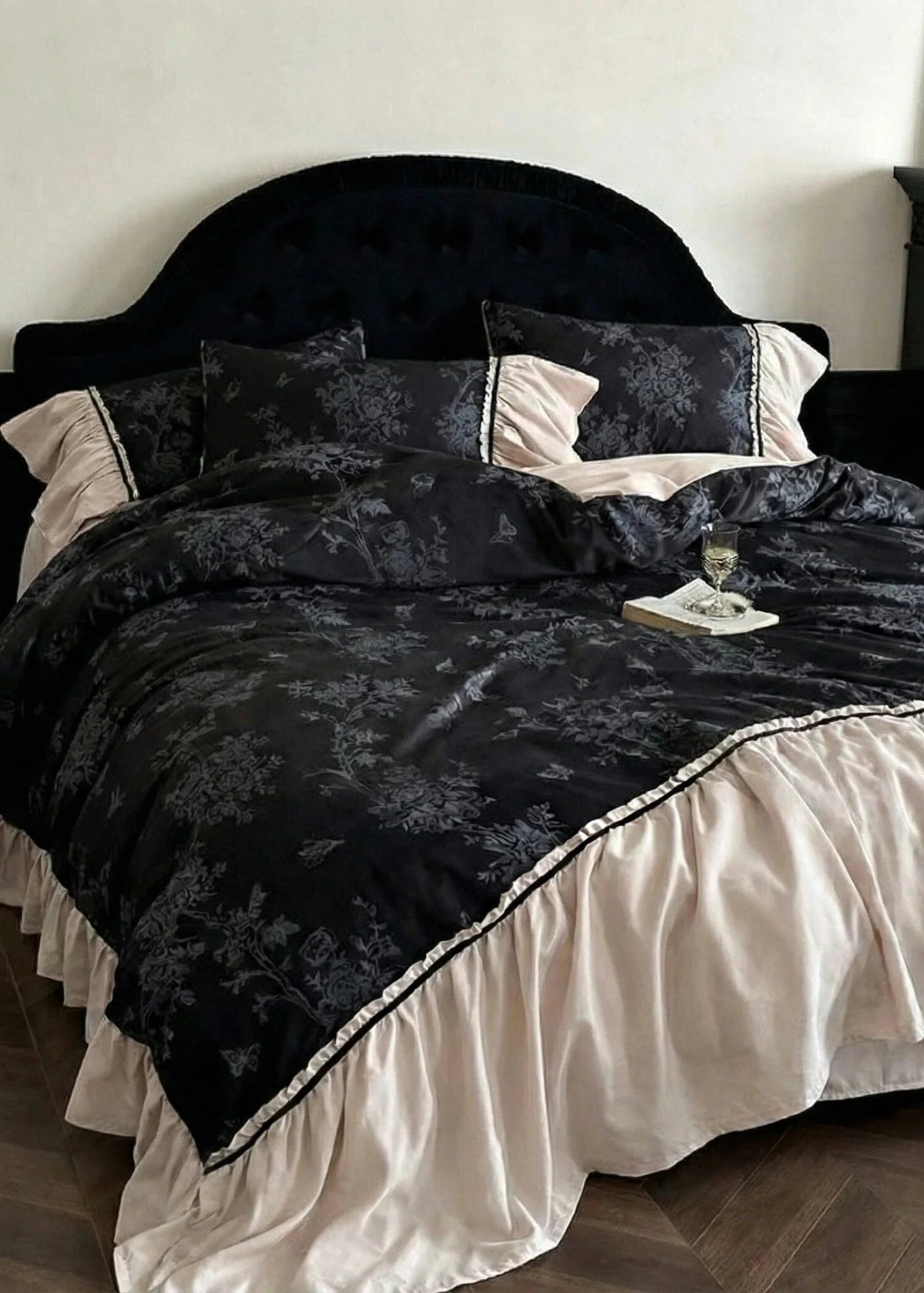 Jacquard Gilded Velvet Ruffled Bedding Set / Black