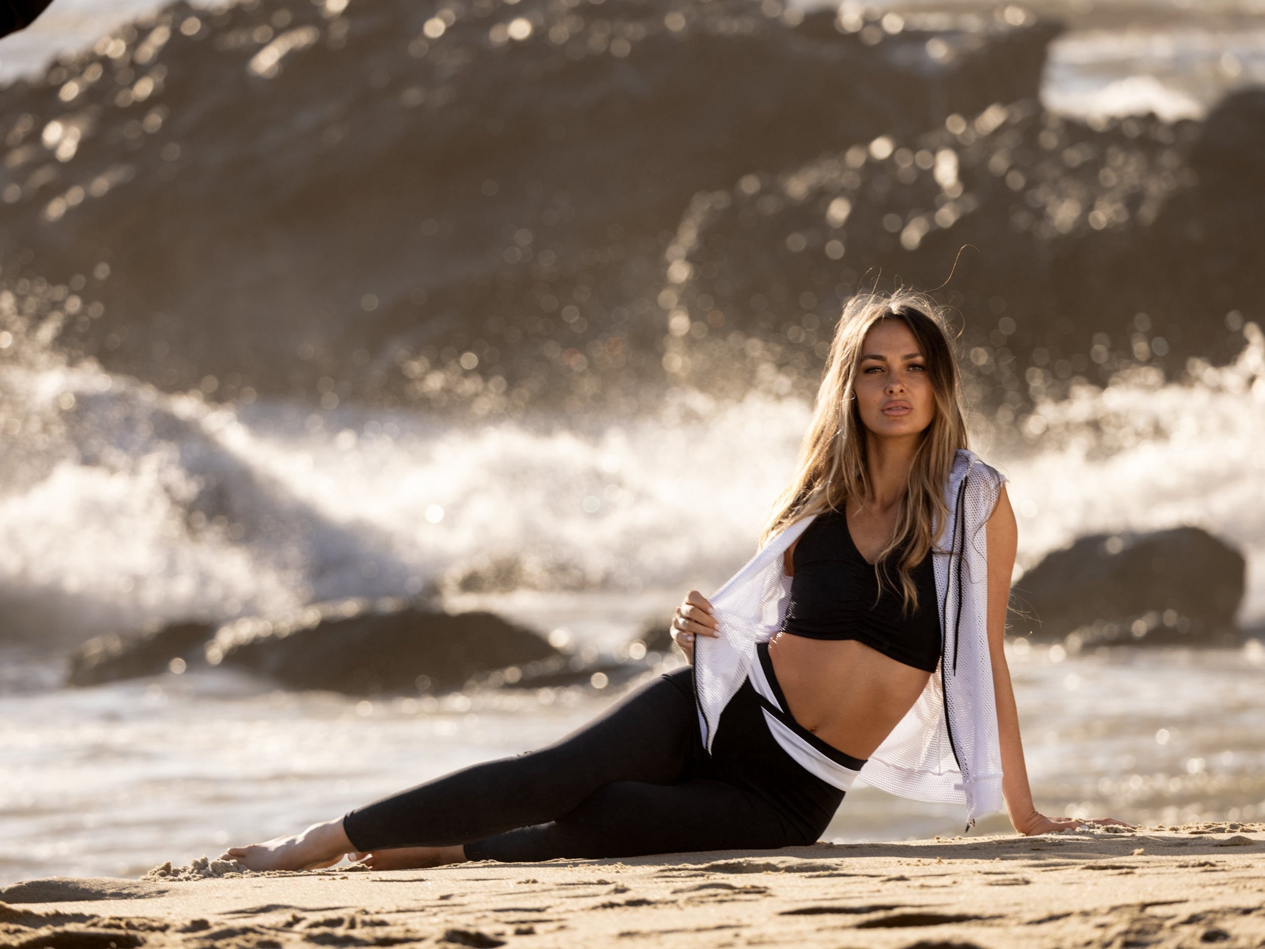 Come Away With Me Hooded Vest | white/black zipper