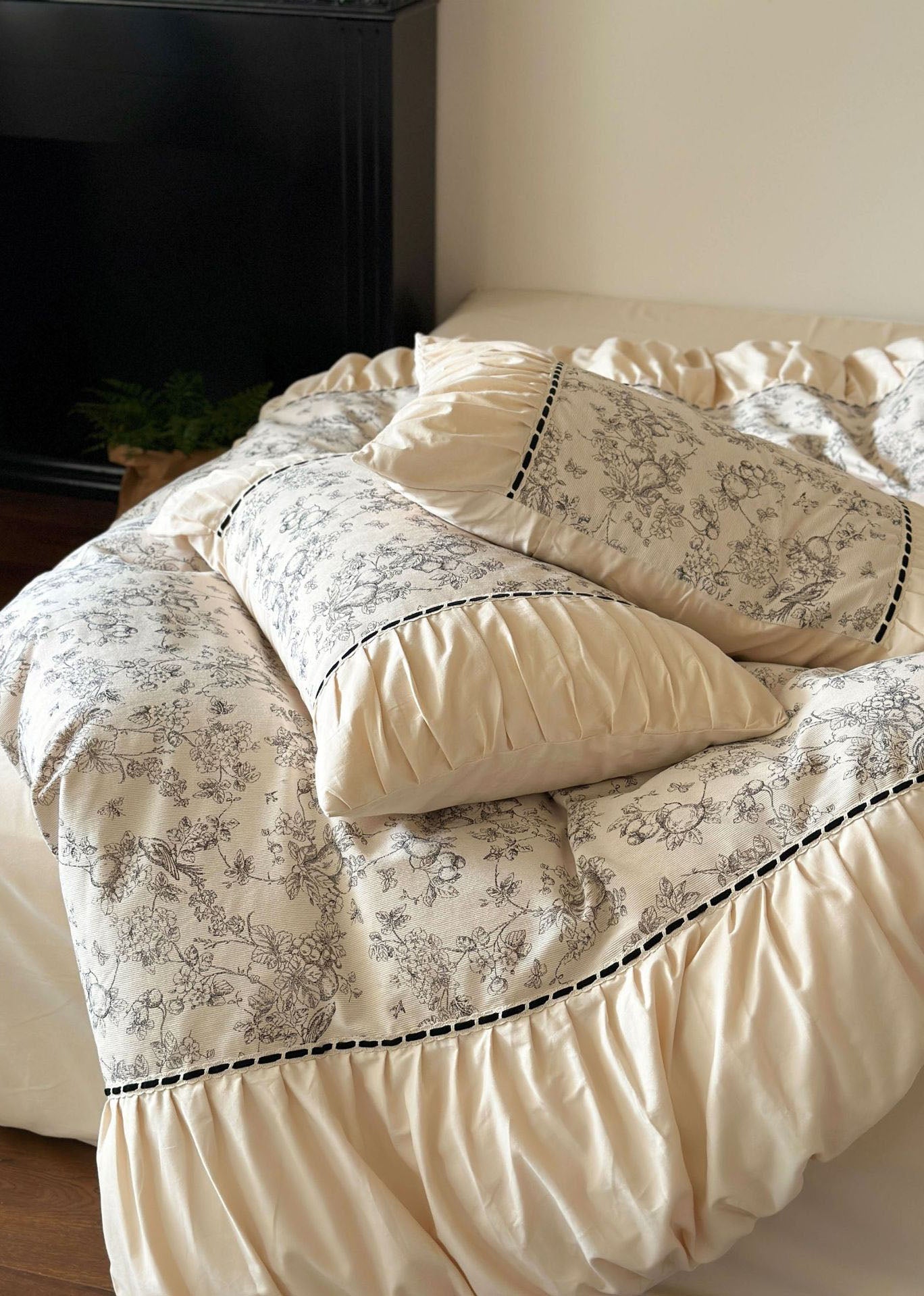 French Black Lace Bedding Set / Pink