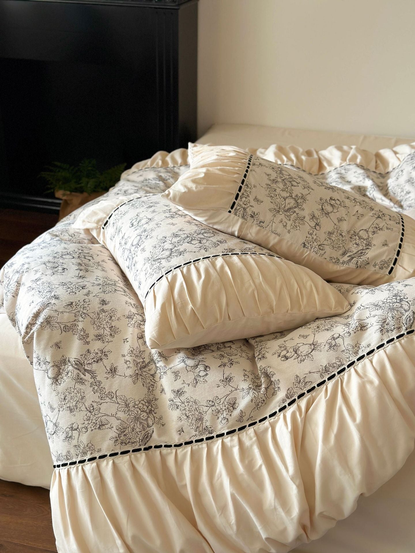 French Black Lace Bedding Set / Pink