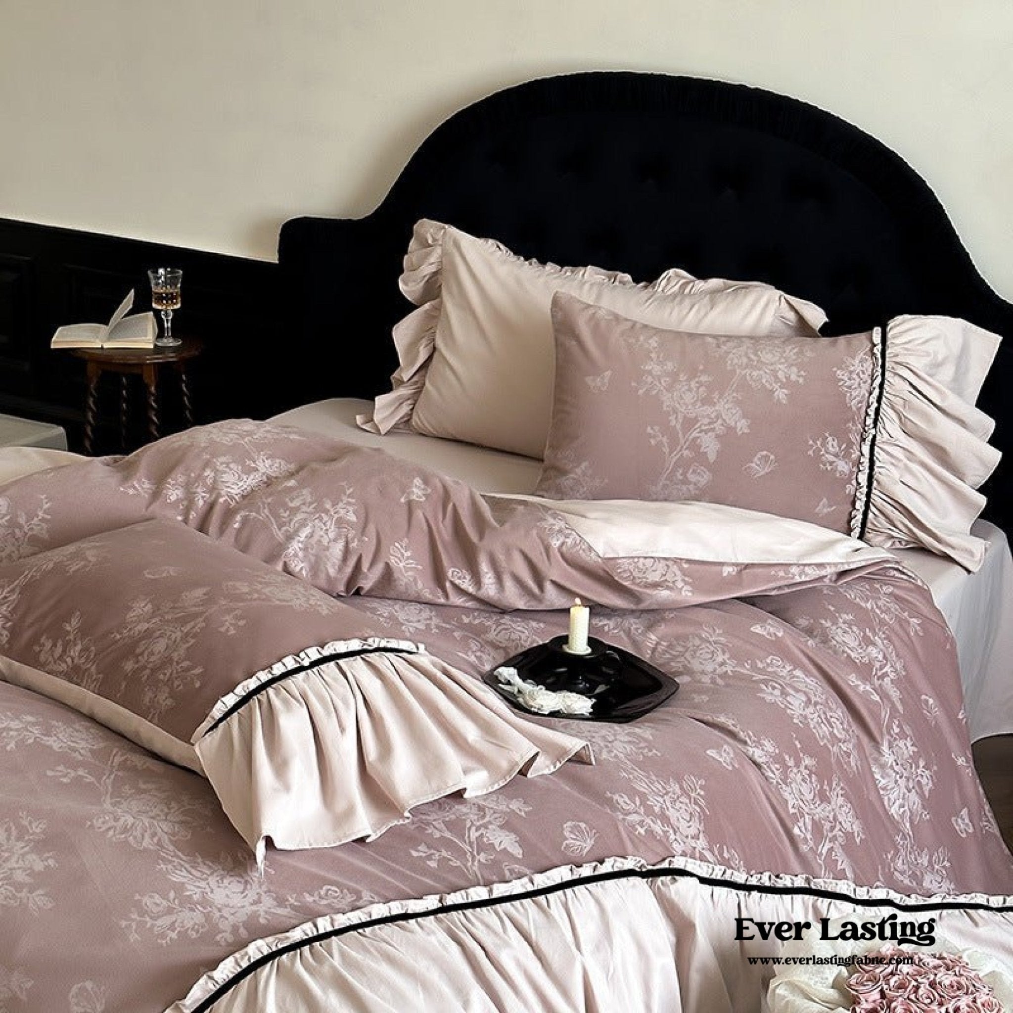 Jacquard Gilded Velvet Ruffled Bedding Set / Black