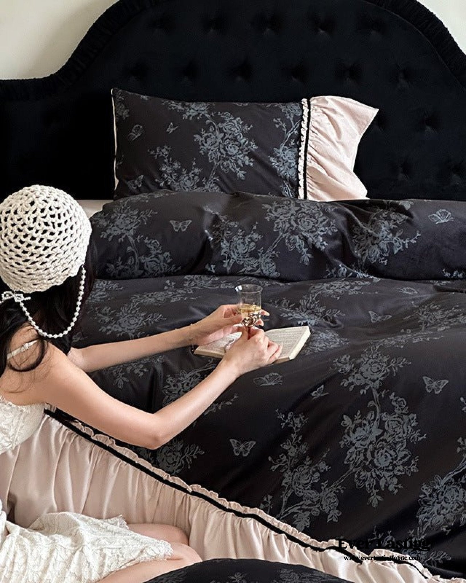 Jacquard Gilded Velvet Ruffled Bedding Set / Black