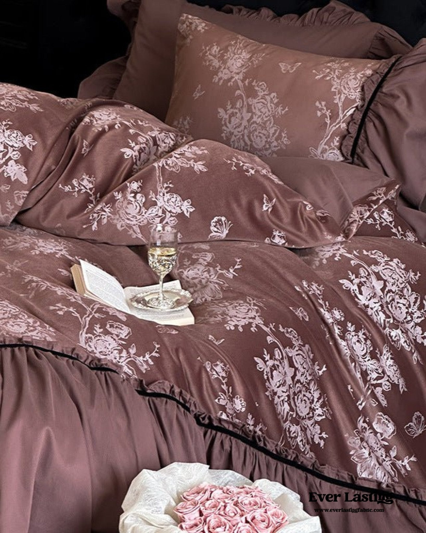 Jacquard Gilded Velvet Ruffled Bedding Set / Black