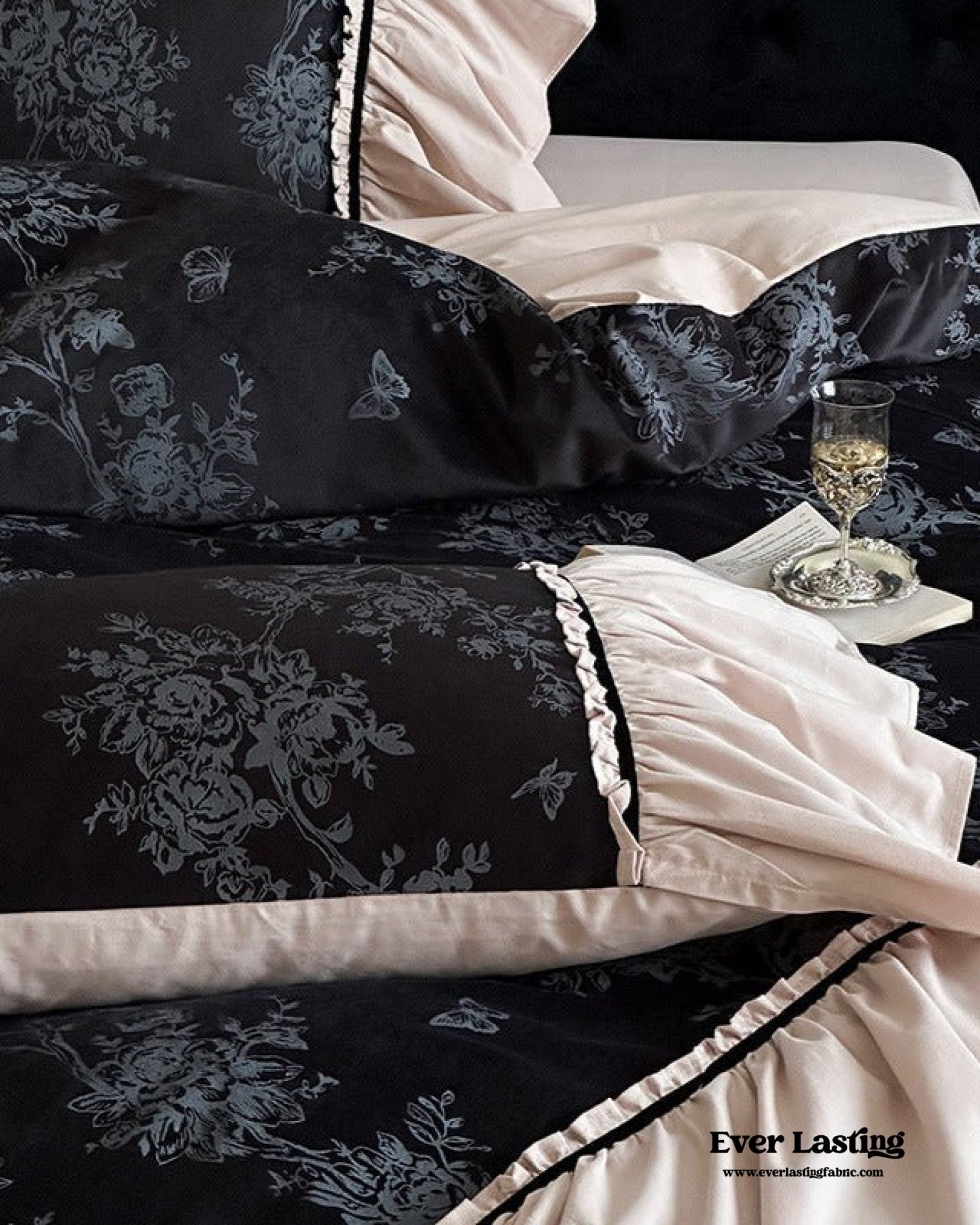 Jacquard Gilded Velvet Ruffled Bedding Set / Black