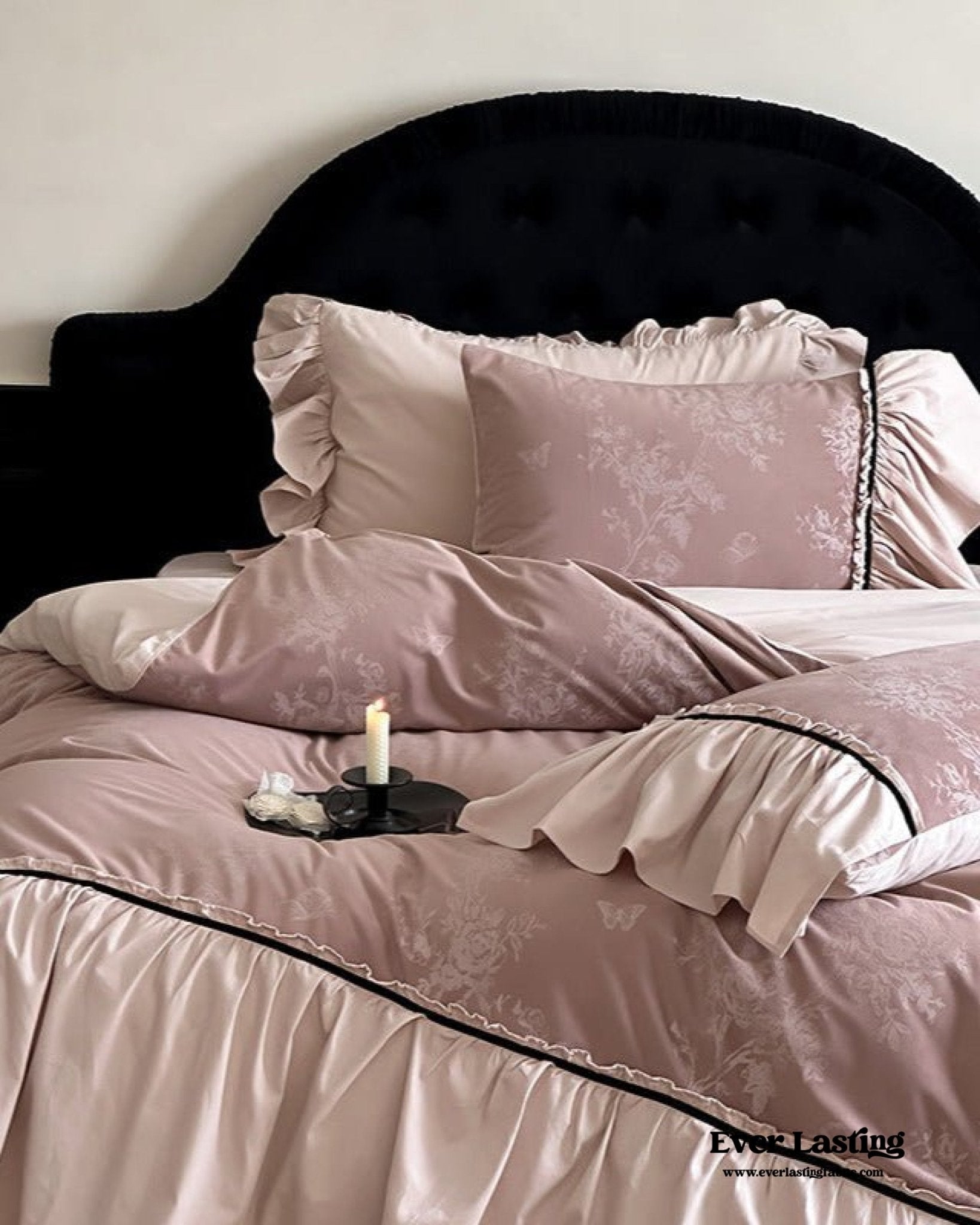 Jacquard Gilded Velvet Ruffled Bedding Set / Black