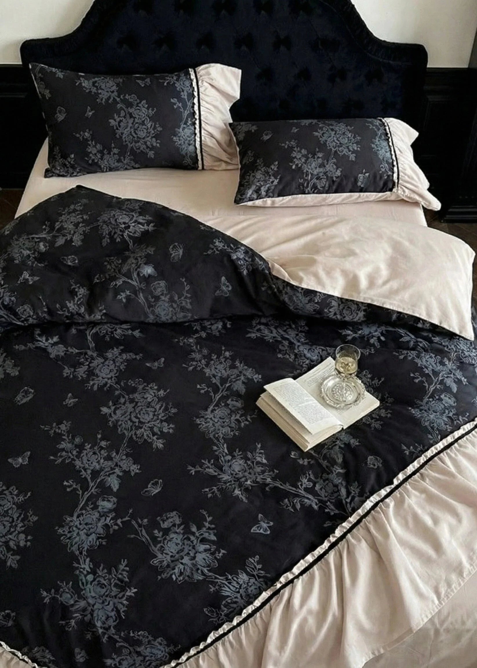 Jacquard Gilded Velvet Ruffled Bedding Set / Black