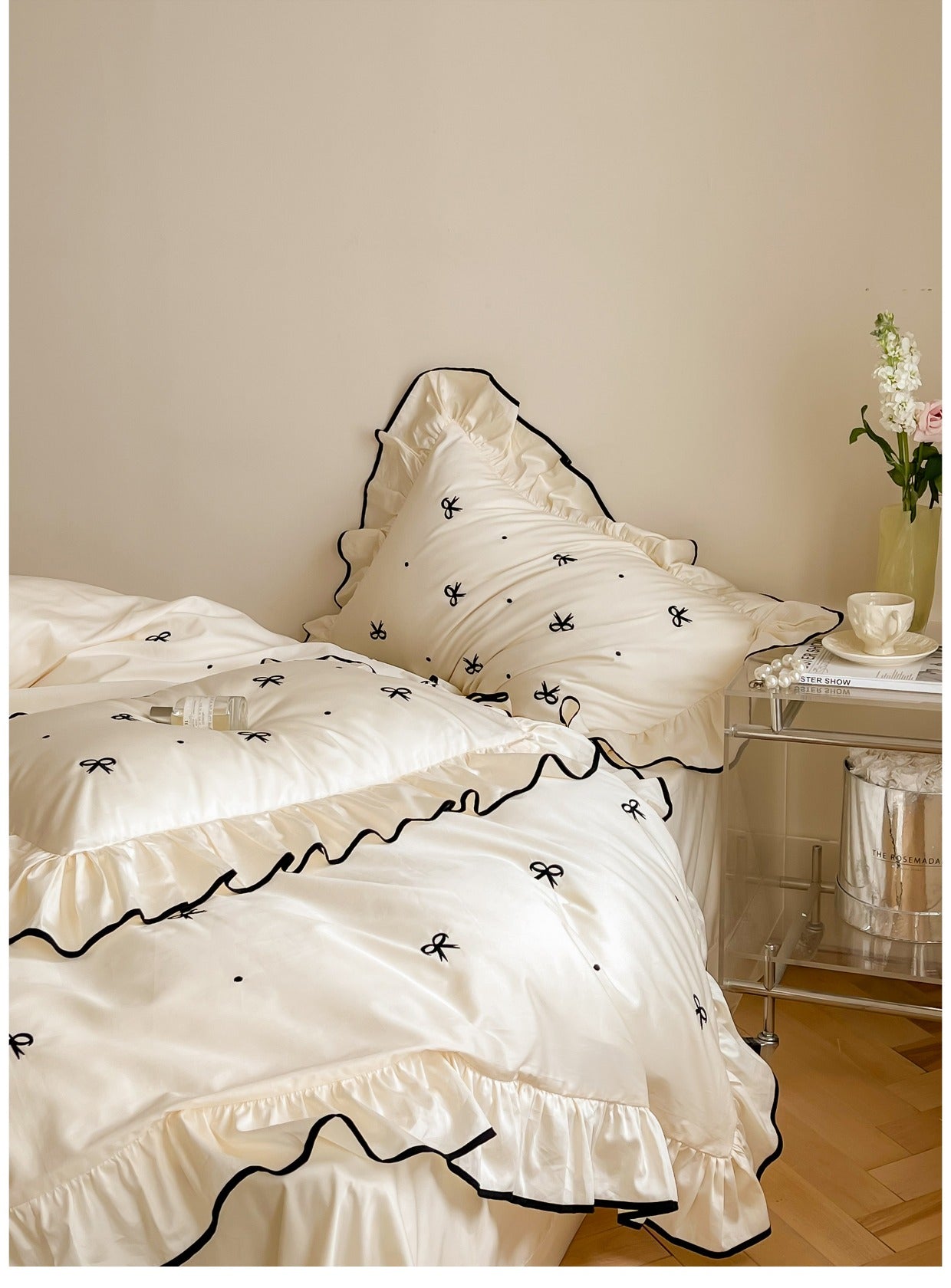 Silky Ribbon Ruffle Bedding Set / Cream White